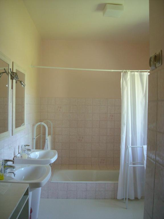 La Tour Des Laudes Bed & Breakfast Breuil-Barret Dış mekan fotoğraf