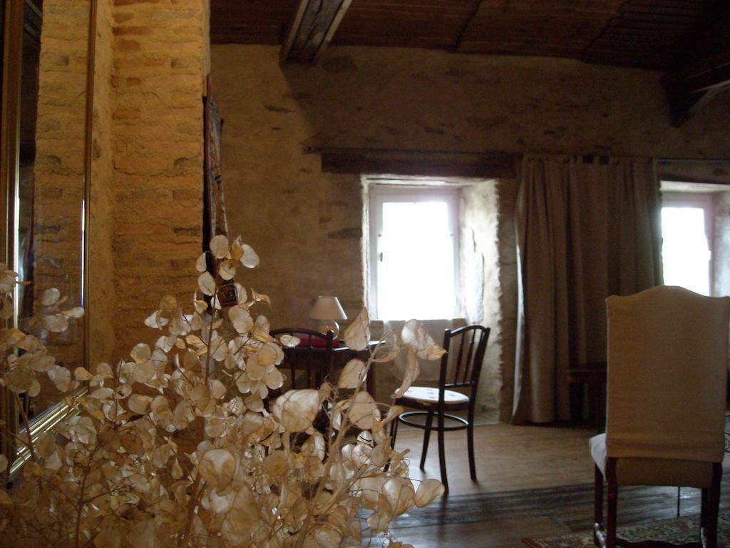 La Tour Des Laudes Bed & Breakfast Breuil-Barret Oda fotoğraf