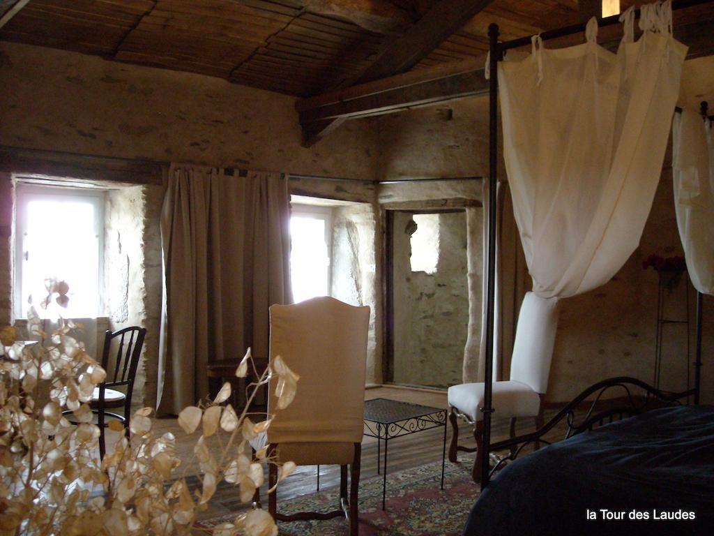 La Tour Des Laudes Bed & Breakfast Breuil-Barret Dış mekan fotoğraf