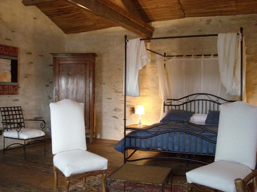 La Tour Des Laudes Bed & Breakfast Breuil-Barret Dış mekan fotoğraf