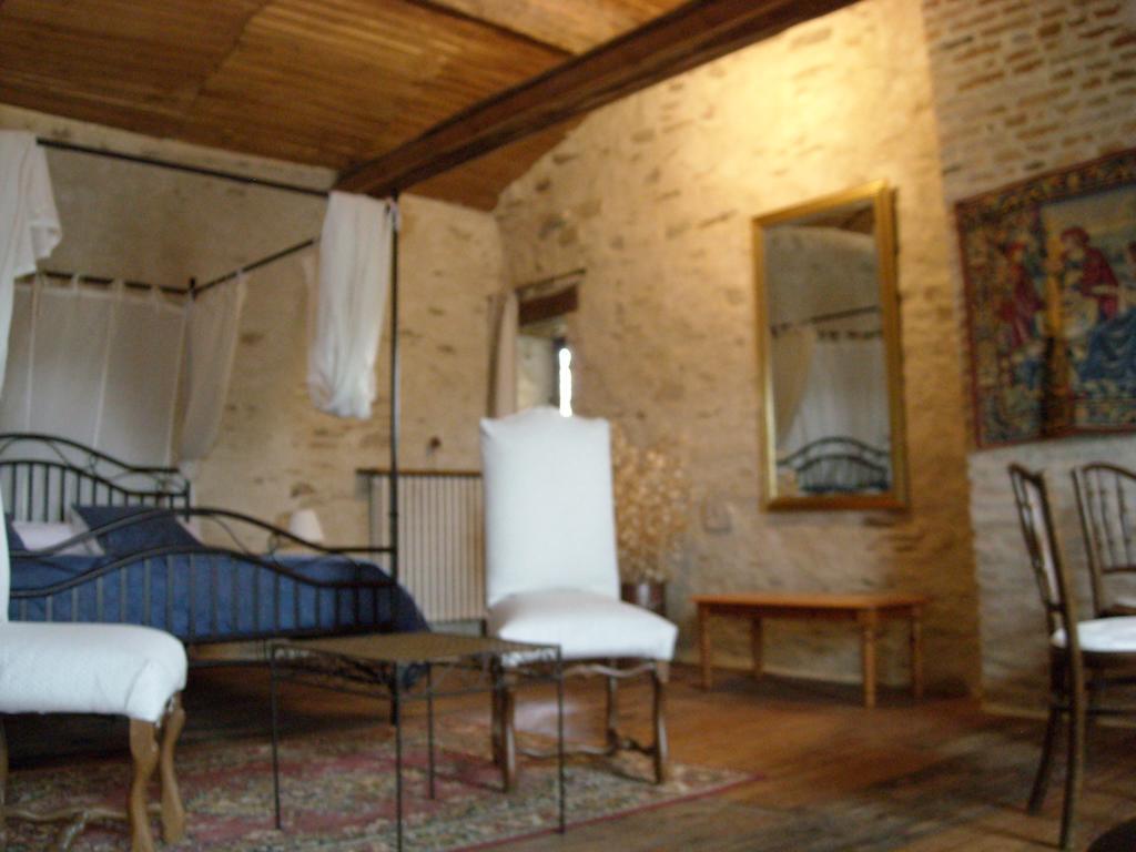 La Tour Des Laudes Bed & Breakfast Breuil-Barret Oda fotoğraf