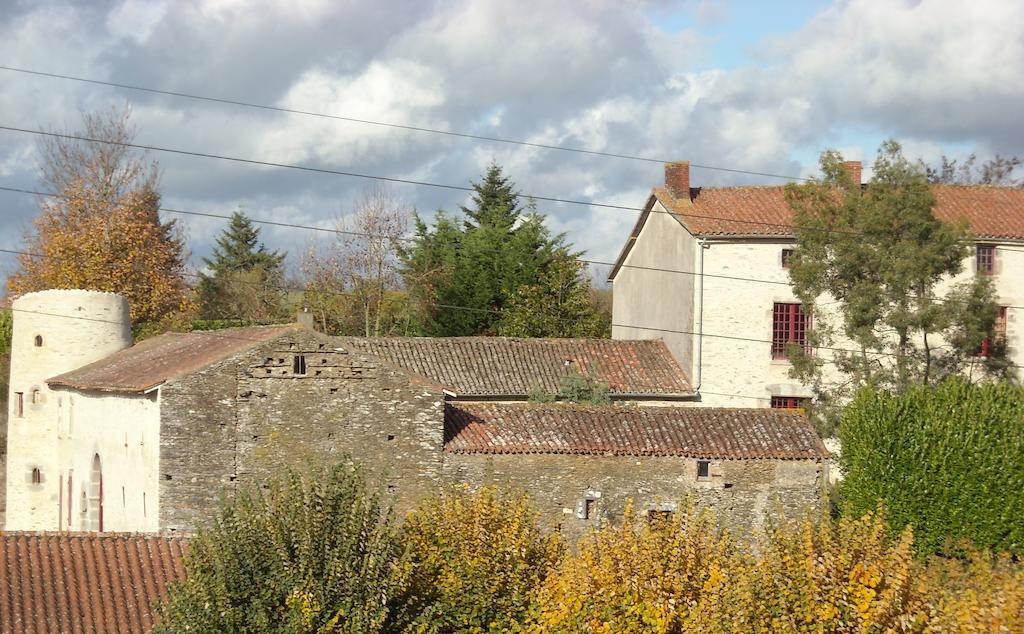 La Tour Des Laudes Bed & Breakfast Breuil-Barret Dış mekan fotoğraf