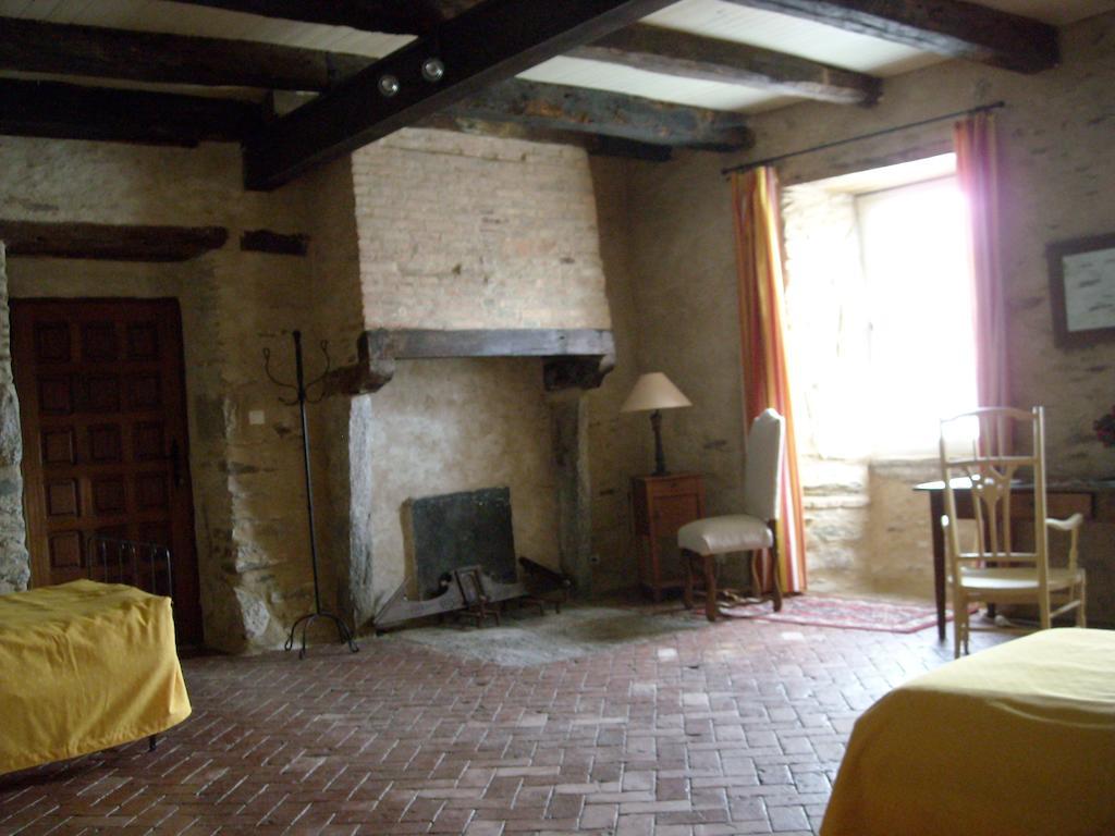 La Tour Des Laudes Bed & Breakfast Breuil-Barret Oda fotoğraf