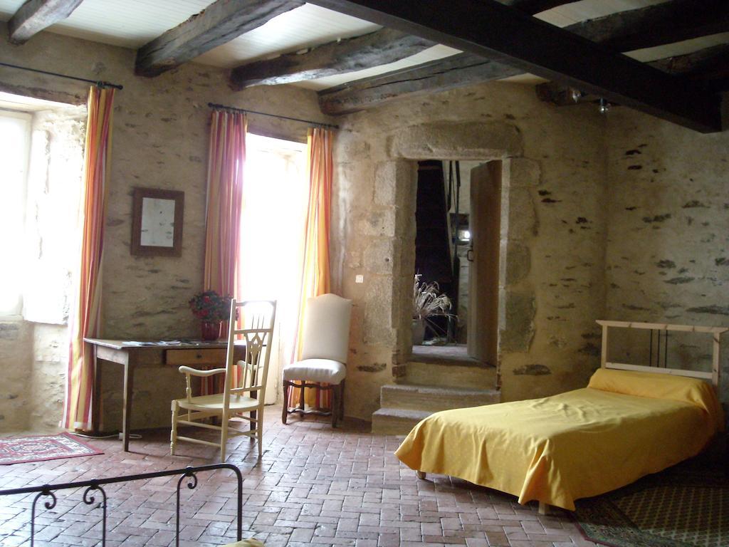 La Tour Des Laudes Bed & Breakfast Breuil-Barret Oda fotoğraf