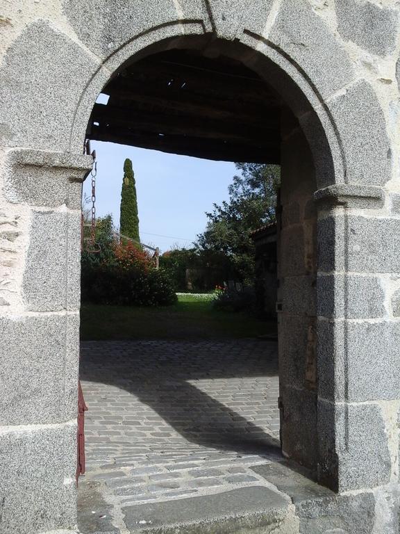 La Tour Des Laudes Bed & Breakfast Breuil-Barret Dış mekan fotoğraf