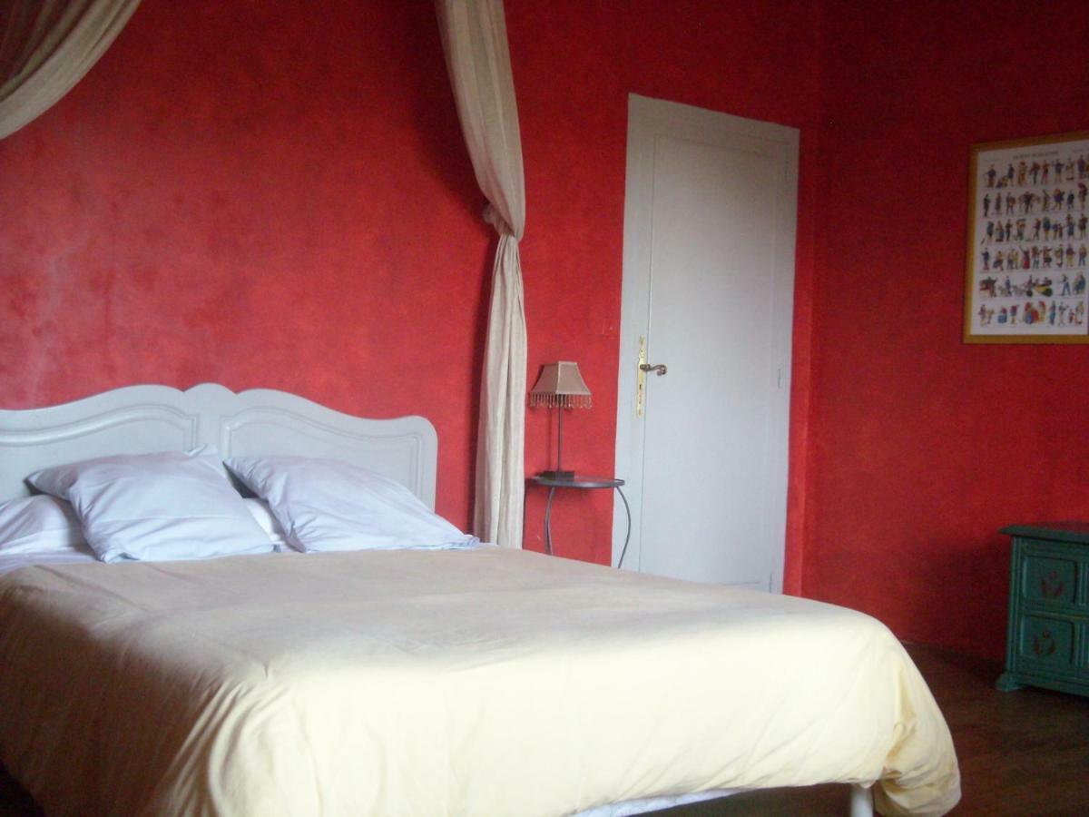 La Tour Des Laudes Bed & Breakfast Breuil-Barret Dış mekan fotoğraf